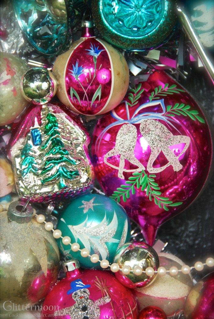 This is a good shot of that wonderful jumbo Poland ornament and a figural house ornie right next door.